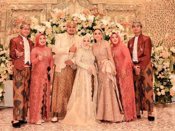 Acara pernikahan Jesyca Nadine dan Firmansyah Acara pernikahan Jesyca Nadine dan Firmansyah yang mengundang Yuni Shara, viral di media sosial.