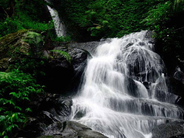 Air Terjun Lawean berada di Desa Geger, Kecamatan Sendang. Dari pusat kota Tulungagung sekitar 25 km ke arah barat daya.