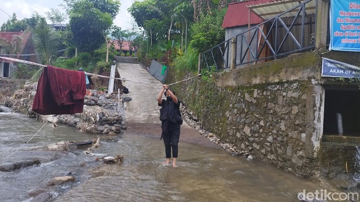 Kondisi terkini jalan menuju salah satu kafe di Ungaran, Semarang.