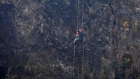 Tim penyelamat menuruni lereng bukit dengan tali untuk mengevakuasi jenazah korban pesawat jatuh Yeti Airlines. Pesawat Yeti Airlines yang jatuh di Nepal membawa 72 orang yang terdiri dari 68 penumpang dan empat kru. Reuters/Krishna Mani Baral