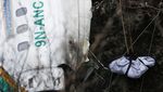 Aksi Dramatis Tim Penyelamat Evakuasi Korban Pesawat Jatuh di Nepal