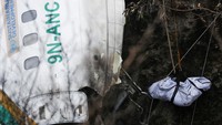Jenazah korban pesawat jatuh Yeti Airlines ditarik menggunakan tali oleh tim penyelamat. Dari 68 penumpang, ada 15 orang yang tercatat sebagai warga negara asing (WNA).