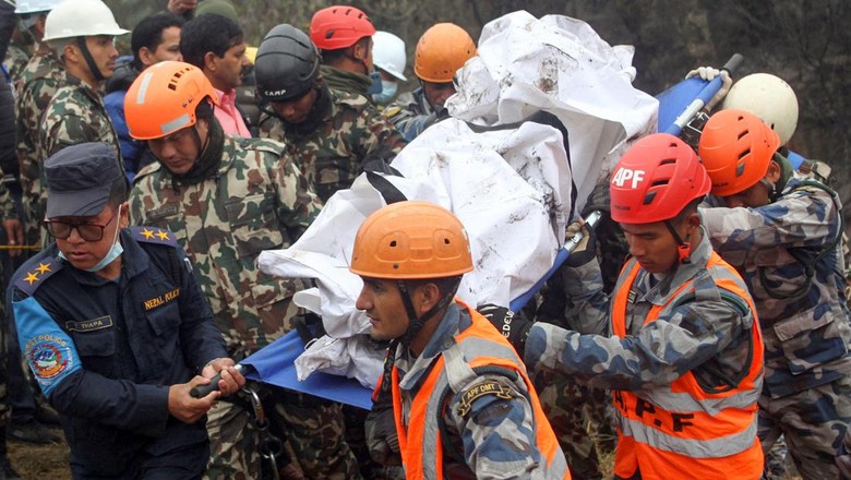 A rescue team recovers the body of a victim from the site of the plane crash of a Yeti Airlines operated aircraft on January 15, 2023, in Pokhara, Nepal January 16, 2023. REUTERS/Bijay Neupane NO RESALES. NO ARCHIVES