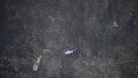 Jenazah yang telah dibungkus siap dievakuasi dari jurang. Pesawat Yeti Airlines jatuh saat mengudara dari ibu kota Kathmandu pada Minggu (15/1/2023). Reuters/Krishna Mani Baral