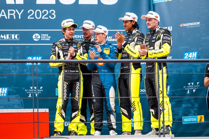 Aksi Rossi dan Sean Gelael di Balap 24 Jam Dubai Aksi Rossi dan Sean Gelael di Balap 24 Jam Dubai