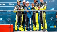 Sean Gelael dan Valentino Rossi sama-sama menyetir mobil BMW M4 GT3 nomor #46. Pebalap lainnya yang menyetir mobil tersebut yaitu Maxime Martin (Belgia), Max Hesse (Jerman), bersama dengan Timothy Whale (Inggris). Bagi Rossi, ini merupakan podium pertama bersama BMW M Team WRT. Foto: Pool BMW Group