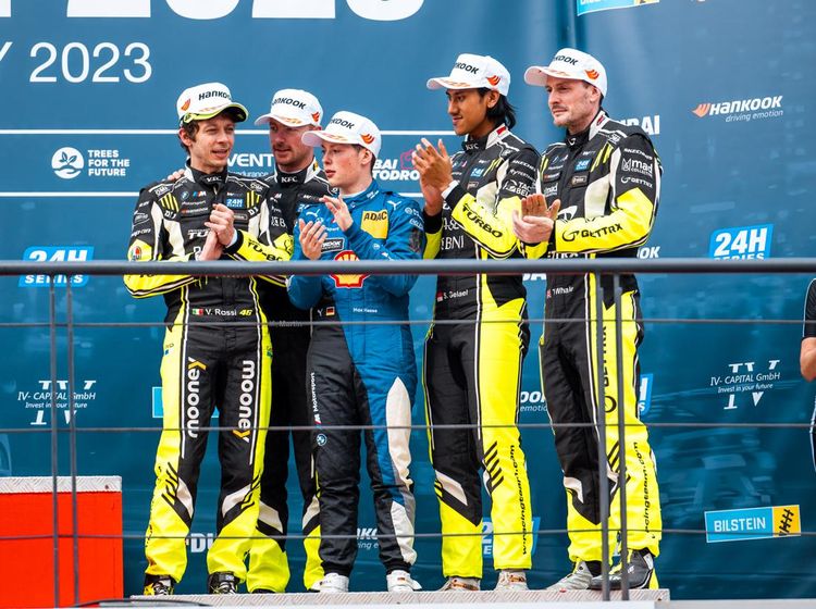 Aksi Rossi dan Sean Gelael Balapan 24 Jam Berbuah Podium