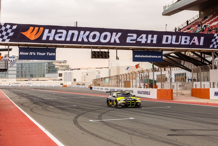 Aksi Rossi dan Sean Gelael di Balap 24 Jam Dubai Aksi Rossi dan Sean Gelael di Balap 24 Jam Dubai