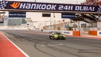 Tim yang diawaki Valentino Rossi, Sean Gelael dkk itu mengawali balapan dari posisi 8. Maxime yang bertugas melakukan start dan berhasil naik satu posisi. Setelah itu Tim mengambil alih kemudi. Walau sempat melakukan kesalahan dengan menyenggol tembok, namun para pebalap bisa memperbaiki kondisi. Foto: Pool BMW Group