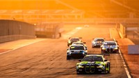 Hanya, banyaknya penalti yang mesti diterima membuat posisi mereka terus melorot dan bahkan finis di posisi tiga dengan status tertinggal 2 lap saat finis. Foto: Pool BMW Group