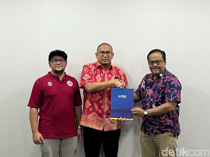 Penasihat klub Semen Padang FC yang juga merupakan Anggota DPR RI, Andre Rosiade, turut mendaftarkan diri sebagai