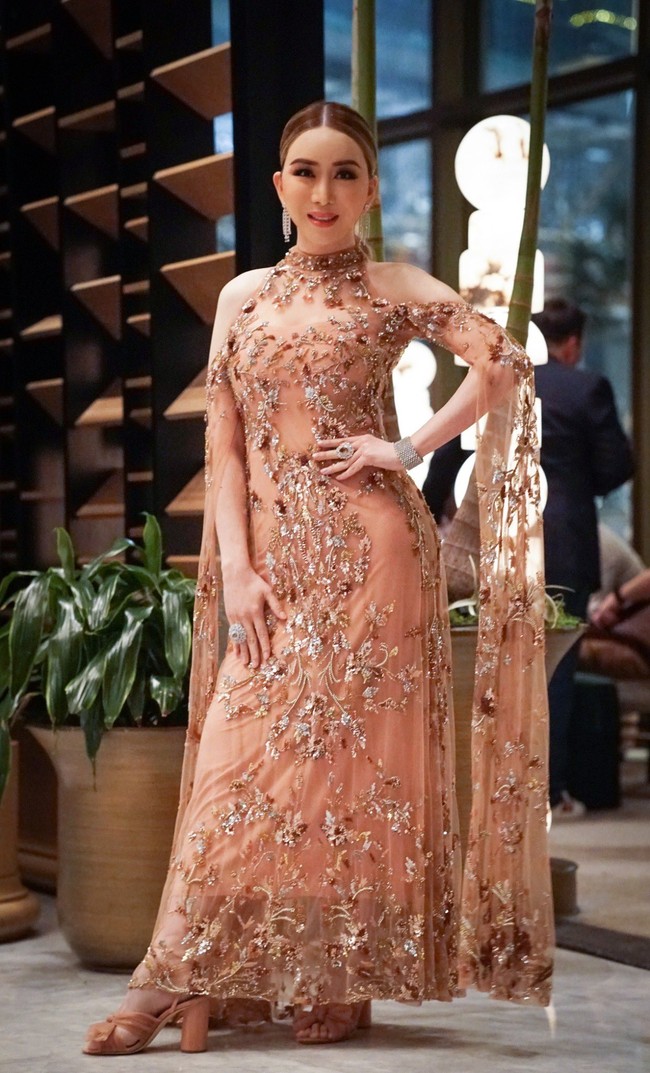 Anne mengakuisisi Miss Universe Organization pada Oktober 2022 senilai Rp 311 miliar. Lahir sebagai pria, Jakkapong namanya diperhitungkan di Thailand yang disebut sebagai transgender paling sukses di negaranya. Foto: Getty Images/Jason Kempin