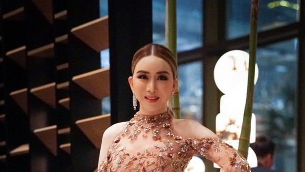 7 Foto Transgender Pemilik Lisensi Miss Universe yang Terlilit Utang
