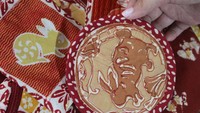 Selain kemeja, ada juga dompet yang dibuat dari kain batik motif shio.  Harga kerajinan  batik bermotif shio ini dijual mulai dari Rp 168 ribu sampai Rp 1,8 juta per paket.