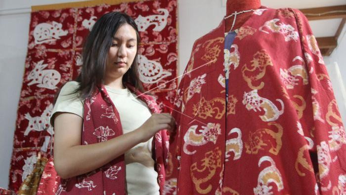 Apiknya Batik Bermotif Shio Kelinci Jelang Imlek Di Malang, ada berbagai kerajinan yang dibuat dari kain batik bermotif shio lho. Kerajinan yang dibuat diantaranya seperti dompet, gaun serta kemeja.