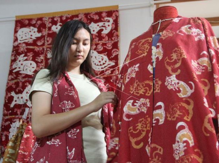 Di Malang, ada berbagai kerajinan yang dibuat dari kain batik bermotif shio lho. Kerajinan yang dibuat diantaranya seperti dompet, gaun serta kemeja.