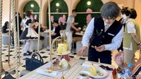 Untuk paket reguler ini kami mendapatkan sensasi tea time. Pertama, maid dan butler akan menuangkan teh ke masing-masing cangkir. Foto: detikcom/Riska Fitria