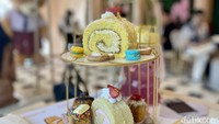 Sambil menikmati teh juga disajikan aneka kue. Aneka kue itu disajikan dalam keranjang sangkar burung. Nantinya maid dan butler akan mengambilkan sesuai selera pengunjung ke meja. Foto: detikcom/Riska Fitria