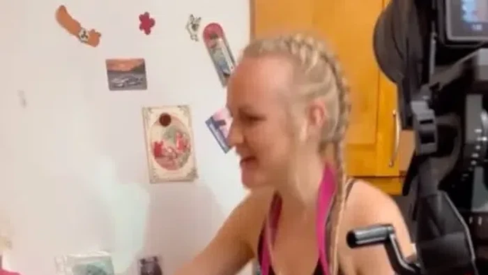 Seorang wanita menunjukkan penampakan kulkas yang tidak pernah dibuka selama tiga tahun. Videonya langsung viral di TikTok dan mendapat 72,9 juta views.