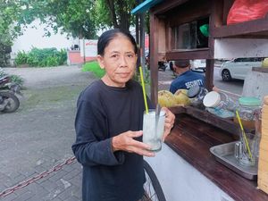 Penjual Es Kelapa Sepekan Tak Pakai Duit dari Bule: Takut Ditagih