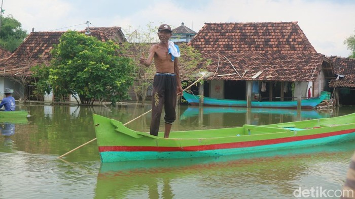 Banjir di Mintobasuki Pati belum juga surut usai tiga pekan. Foto diambil Senin (16/1/2023) pukul 14.00 WIB.