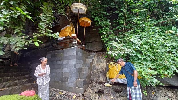 Bendesa Adat Kelecung, I Nyoman Arjana, menunjukkan sumber mata air atau yang disebut dengan bulakan kembar Yeh Anakan pada tempat utama di Pura Beji Tirta Amerta Gangga, Minggu (15/1/2023). (chairul amri simabur/detikBali).