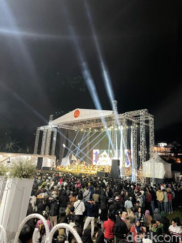 Beredar viral di media sosial, hajatan rasa konser selama empat hari empat malam mendadak jadi atensi warganet di Bandung, Jawa Barat.