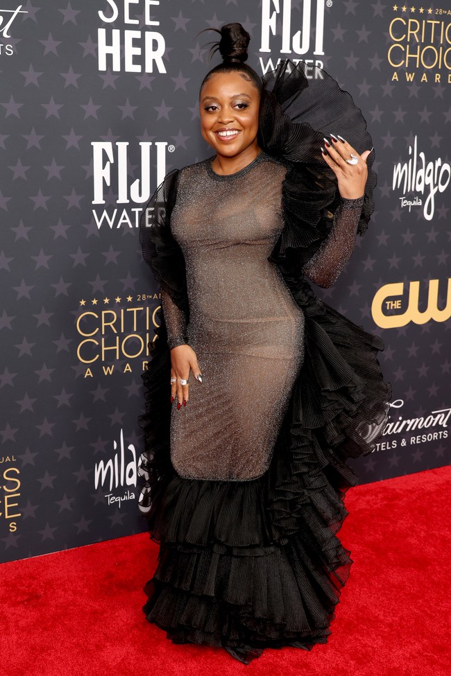 Quinta Brunson memberikan sisi yang berbeda di karpet merah Critics Choice Awards 2023. Gaun bodycon berbahan tipis rancangan Robert Wun dengan hiasan statement berupa oversized ruffle yang menyembul di bagian bahu menjadi andalan bintang dan penulis serial komedi Abbott Elementary. (Foto: Monica Schipper/WireImage)