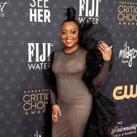 Quinta Brunson memberikan sisi yang berbeda di karpet merah Critics Choice Awards 2023. Gaun bodycon berbahan tipis rancangan Robert Wun dengan hiasan statement berupa oversized ruffle yang menyembul di bagian bahu menjadi andalan bintang dan penulis serial komedi Abbott Elementary. (Foto: Monica Schipper/WireImage)