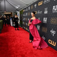 Sorotan juga tertuju pada Michelle Yeoh. Menyusul kemenangan bersejarahnya di Golden Globe Awards 2023 pekan lalu, aktris asal Malaysia ini menghadirkan drama di karpet merah Critics Choice dengan strapless column dress hitam yang dibungkus semacam luaran pink bervolume. Adalah Carolina Herrera, label yang mengeluarkan gaun ini.  (Foto: Michael Kovac/Getty Images for Champagne Collet & OBC Wines)