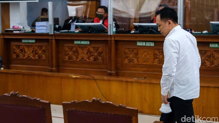 Mantan ajudan Ferdy Sambo, Bripka Ricky Rizal Wibowo, dituntut 8 tahun penjara dalam kasus pembunuhan Brigadir Yosua Hutabarat. Pihak Ricky siap mengajukan pembelaan.