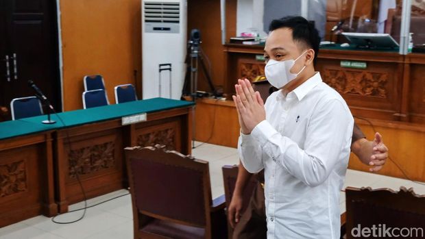 Mantan ajudan Ferdy Sambo, Bripka Ricky Rizal Wibowo, dituntut 8 tahun penjara dalam kasus pembunuhan Brigadir Yosua Hutabarat. Pihak Ricky siap mengajukan pembelaan.