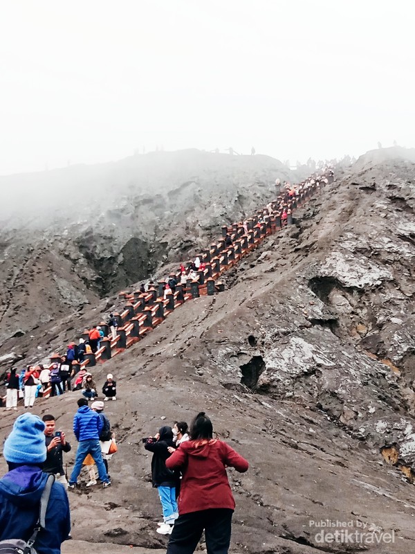 Perjuangan ke puncak Kawah Bromo melewati 250 anak tangga.