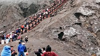 Perjuangan ke puncak Kawah Bromo melewati 250 anak tangga.