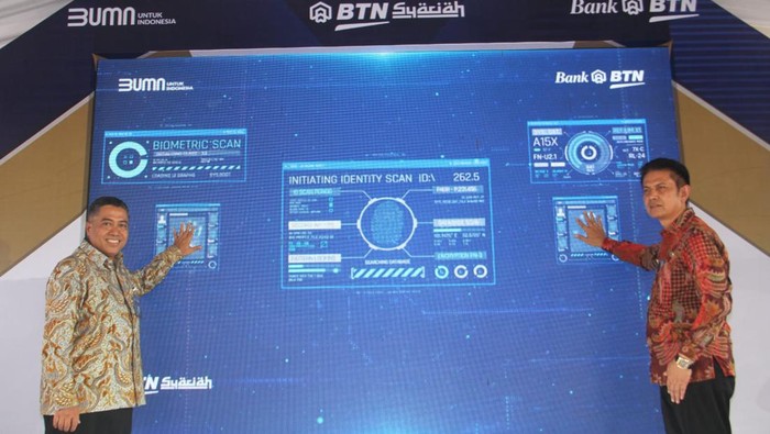 BTN Buka Cabang Syariah di Karawang Direktur Consumer Bank BTN Hirwandi Gafar bersama Asisten Perekonomian & Pembangunan Pemkab Karawang Hanafi secara simbolis meresmikan pembukaan Kantor Cabang Syariah (KCS) BTN Karawang di Jalan Kertabumi, Nagasari, Karawang, Jawa Barat, Senin (16/1). Ekspansi BTN Syariah di Karawang dilakukan salah satunya karena wilayah tersebut pertumbuhan sektor propertinya sangat cepat. Hal ini ditunjang oleh semakin banyaknya pengembangan perumahan baru dan kawasan industri di Karawang.