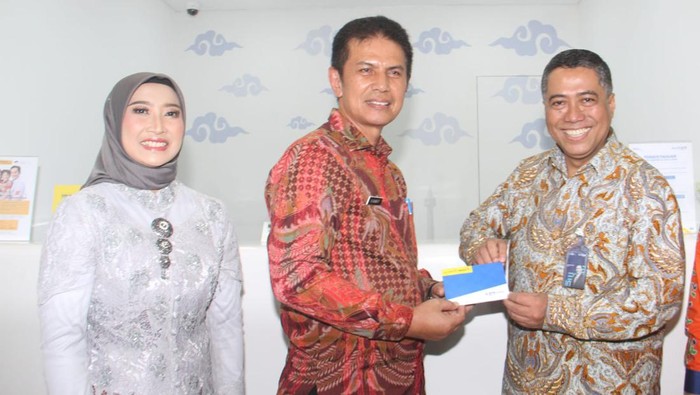 BTN Buka Cabang Syariah di Karawang Direktur Consumer Bank BTN Hirwandi Gafar bersama Asisten Perekonomian & Pembangunan Pemkab Karawang Hanafi secara simbolis meresmikan pembukaan Kantor Cabang Syariah (KCS) BTN Karawang di Jalan Kertabumi, Nagasari, Karawang, Jawa Barat, Senin (16/1). Ekspansi BTN Syariah di Karawang dilakukan salah satunya karena wilayah tersebut pertumbuhan sektor propertinya sangat cepat. Hal ini ditunjang oleh semakin banyaknya pengembangan perumahan baru dan kawasan industri di Karawang.
