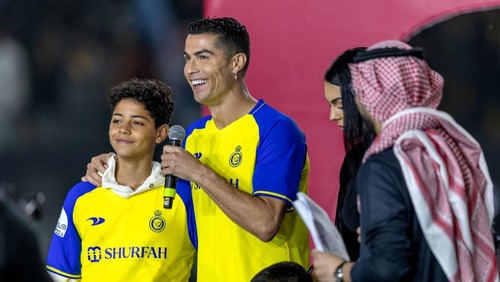 RIYADH, SAUDI ARABIA - JANUARY 03: Cristiano Ronaldo accompanied by his partner Georgina Rodriguez and his son Cristiano Ronaldo Jr, greet the crowd during the official unveiling of Cristiano Ronaldo as an Al Nassr player at Mrsool Park Stadium on January 3, 2023 in Riyadh, Saudi Arabia. (Photo by Yasser Bakhsh/Getty Images)