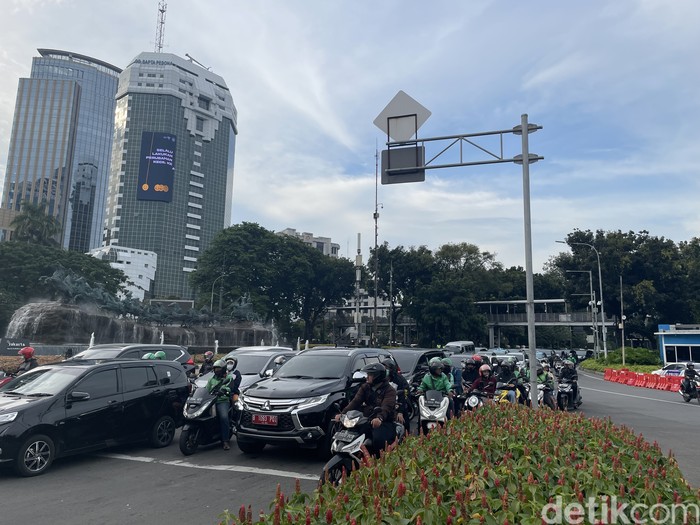 Demo batal,  lalin di Patung Kuda ke arah istana kembali dibuka sore ini.