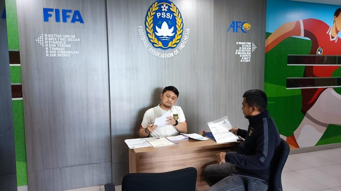 Direktur Bisnis PSM Makassar Rafiuddin Razak menyetor berkas pendaftaran calon Waketum PSSI Sadikin Aksa