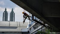 Direktur Utama PT Moda Integrasi Transportasi Jabodetabek (PT MITJ) Tuhiyat mengungkap kendalanya. Tuhiyat menjelaskan kendala pertama, berkaitan dengan izin pemasangan penyangga jembatan atau girder yang melalui Sungai Ciliwung. Menurutnya proses perizinan itu cukup panjang.