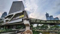 Begini penampakan terkini proyek pembangunan Jembatan Penyeberangan Multiguna (JPM) di kawasan Dukuh Atas, Jakarta, Senin (16/1/2023).