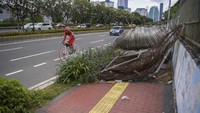 Warga berharap kawat tersebut segera diangkat demi kenyamanan pejalan kaki.