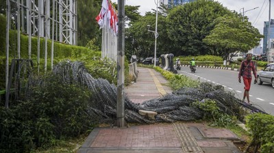 Duh... Akses Pejalan Kaki Ini Terhalang Gegara Ada Kawat Berduri