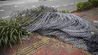Di trotoar tersebut terlihat ada sejumlah gulungan kawat berduri.