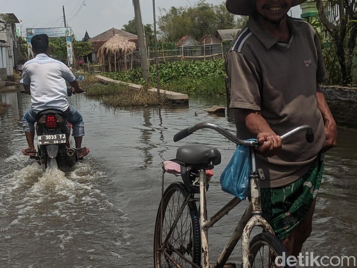 Dukuh Dempel RT 1 RW 2, Kalisari, Sayung, Demak, masih terendam banjir sejak Sabtu (31/12/2022) hingga kini, Senin (16/1/2023).