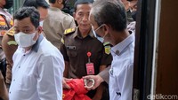 Kuat Maruf menjalani sidang tuntutan lebih dulu hari ini. Selanjutnya, ajudan Ferdy Sambo yakni Bripka Ricky Rizal yang akan sidang tuntutan.