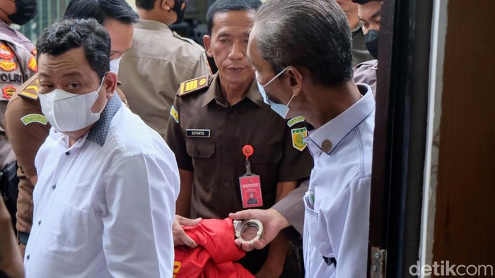 Kuat Maruf menjalani sidang tuntutan kasus pembunuhan Brigadir Yosua Hutabarat. Sidang tuntutan digelar di Pengadilan Negeri Jakarta Selatan.