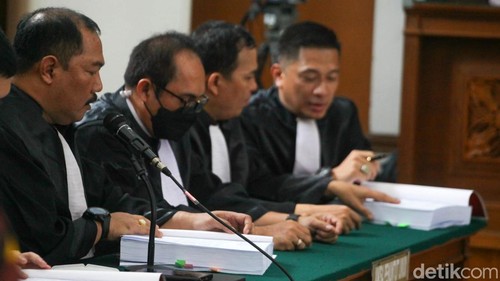 Kuat Maruf menjalani sidang tuntutan kasus pembunuhan Brigadir Yosua Hutabarat. Sidang tuntutan digelar di Pengadilan Negeri Jakarta Selatan.