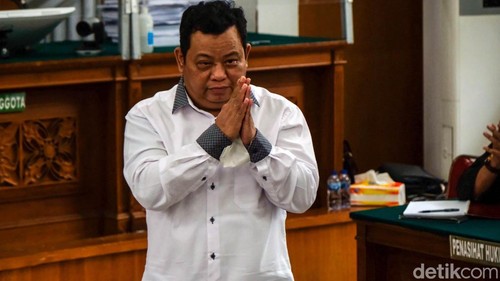 Kuat Maruf menjalani sidang tuntutan kasus pembunuhan Brigadir Yosua Hutabarat. Sidang tuntutan digelar di Pengadilan Negeri Jakarta Selatan.