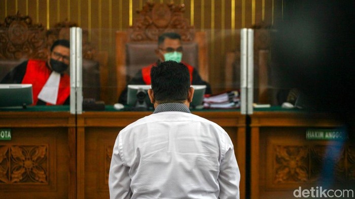 Kuat Maruf menjalani sidang tuntutan kasus pembunuhan Brigadir Yosua Hutabarat. Sidang tuntutan digelar di Pengadilan Negeri Jakarta Selatan.